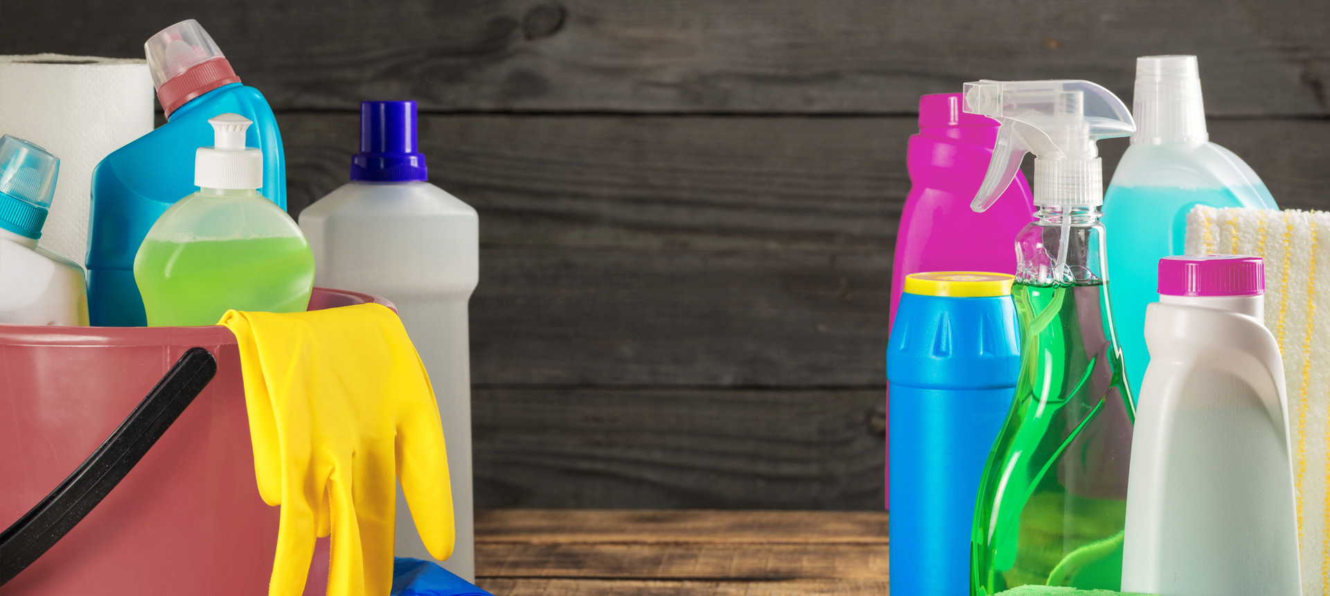 Reinigungsflaschen und Putzutensilien